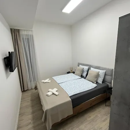 Brothers House * بالاتونسزارسكو