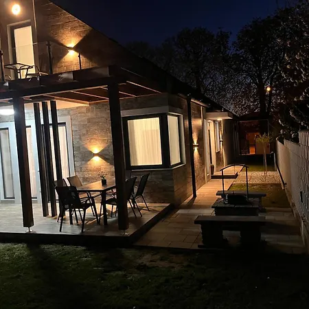 Brothers House באלאטונסארסו
