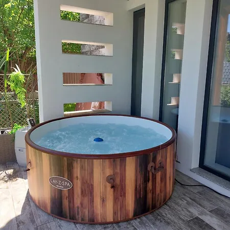 Brothers House * بالاتونسزارسكو