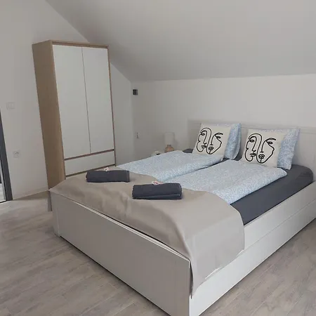 Brothers House * بالاتونسزارسكو