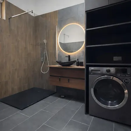 Brothers House * بالاتونسزارسكو